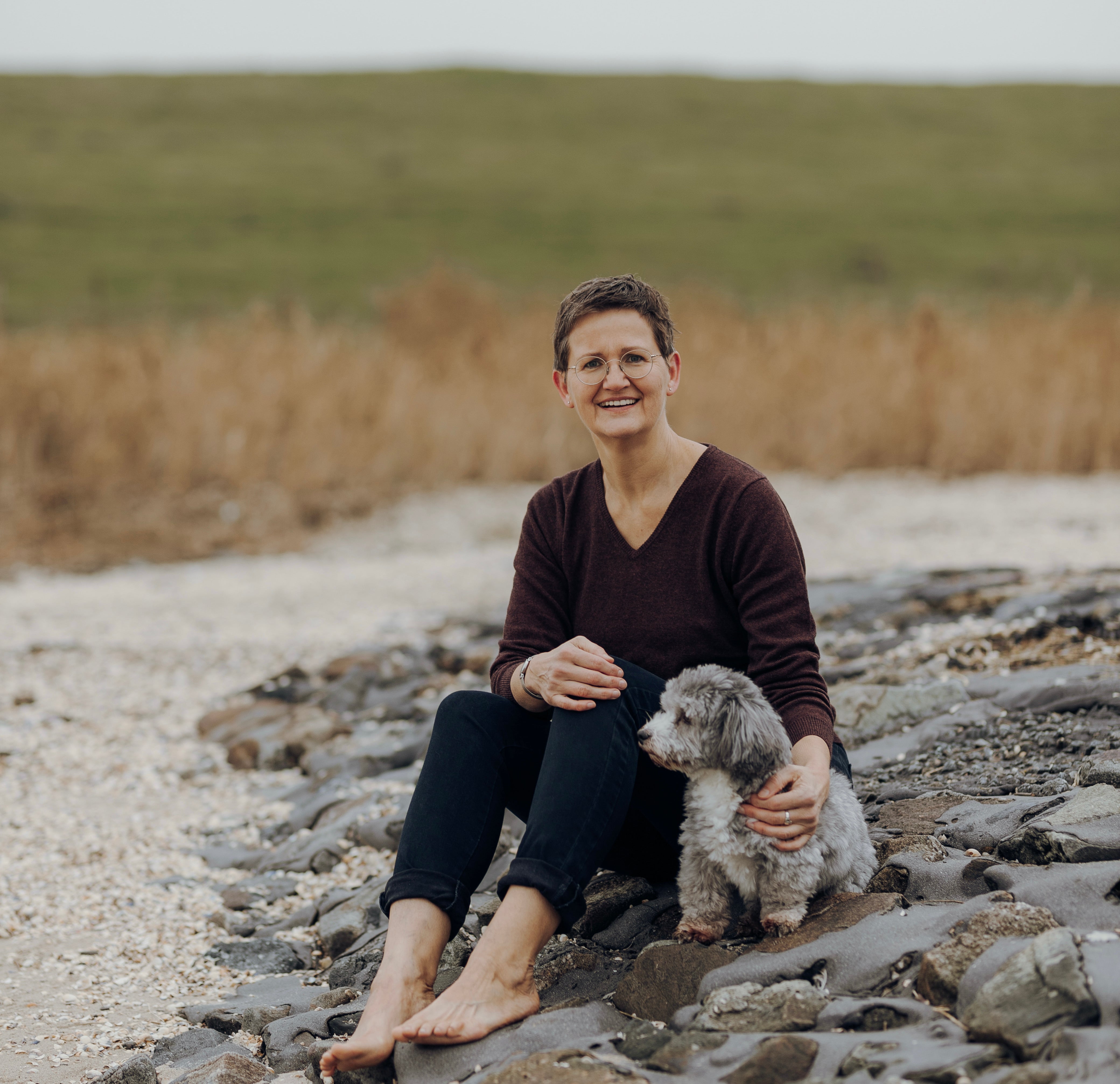 Rosas Naturkosmetik Inhaberin Susanne Frank mit Hund