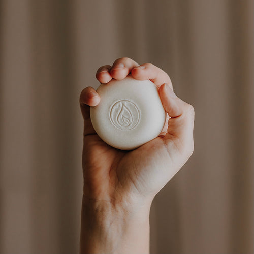 Handgemachte Naturseifen - Eine Hand hält die pflegende Naturseife Soleseife "Amrum" hoch - Rosas Naturkosmetik - Seifen online kaufen